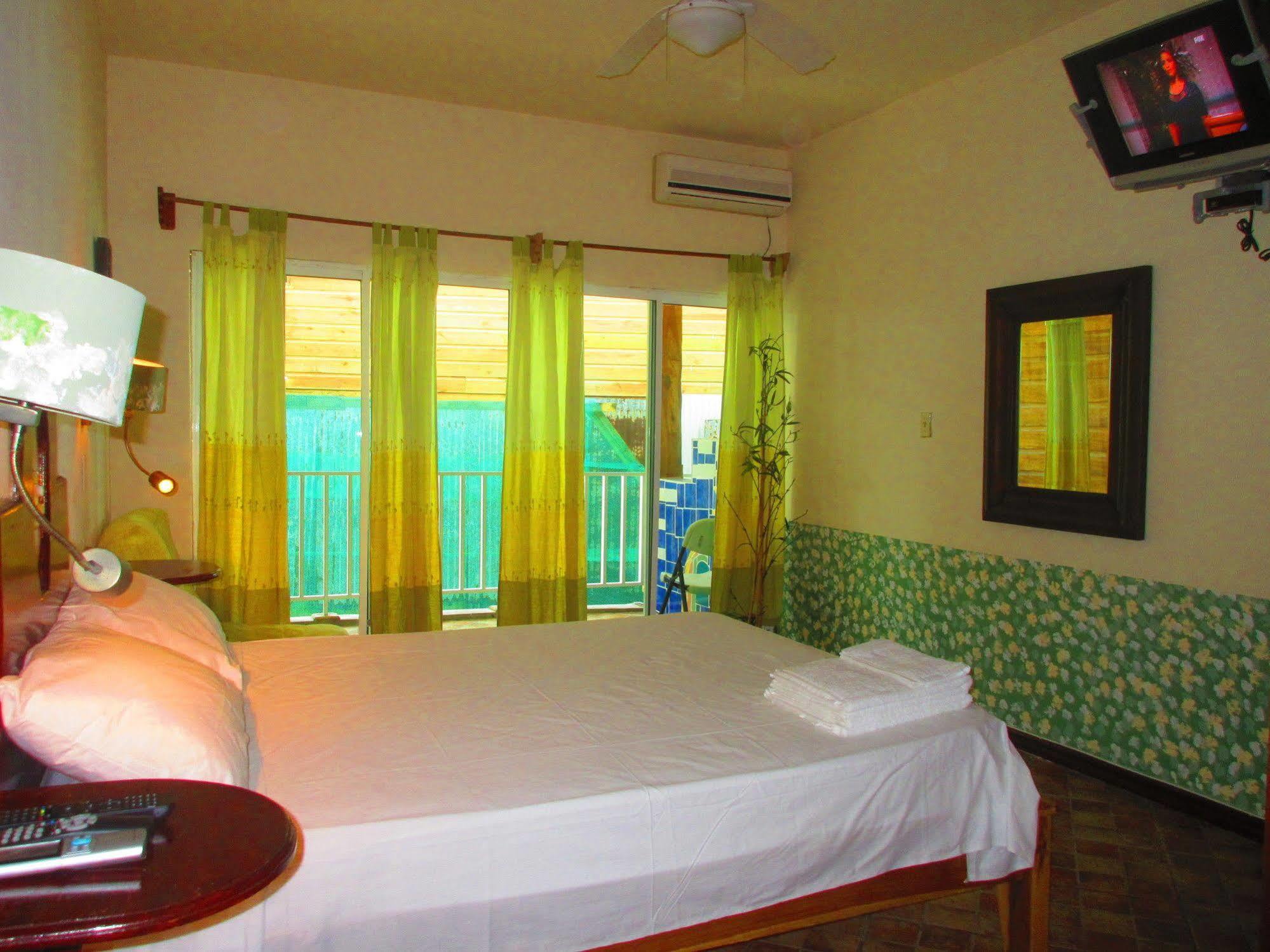 Los Balcones Over The Sea Hotel Bocas del Toro Exterior photo