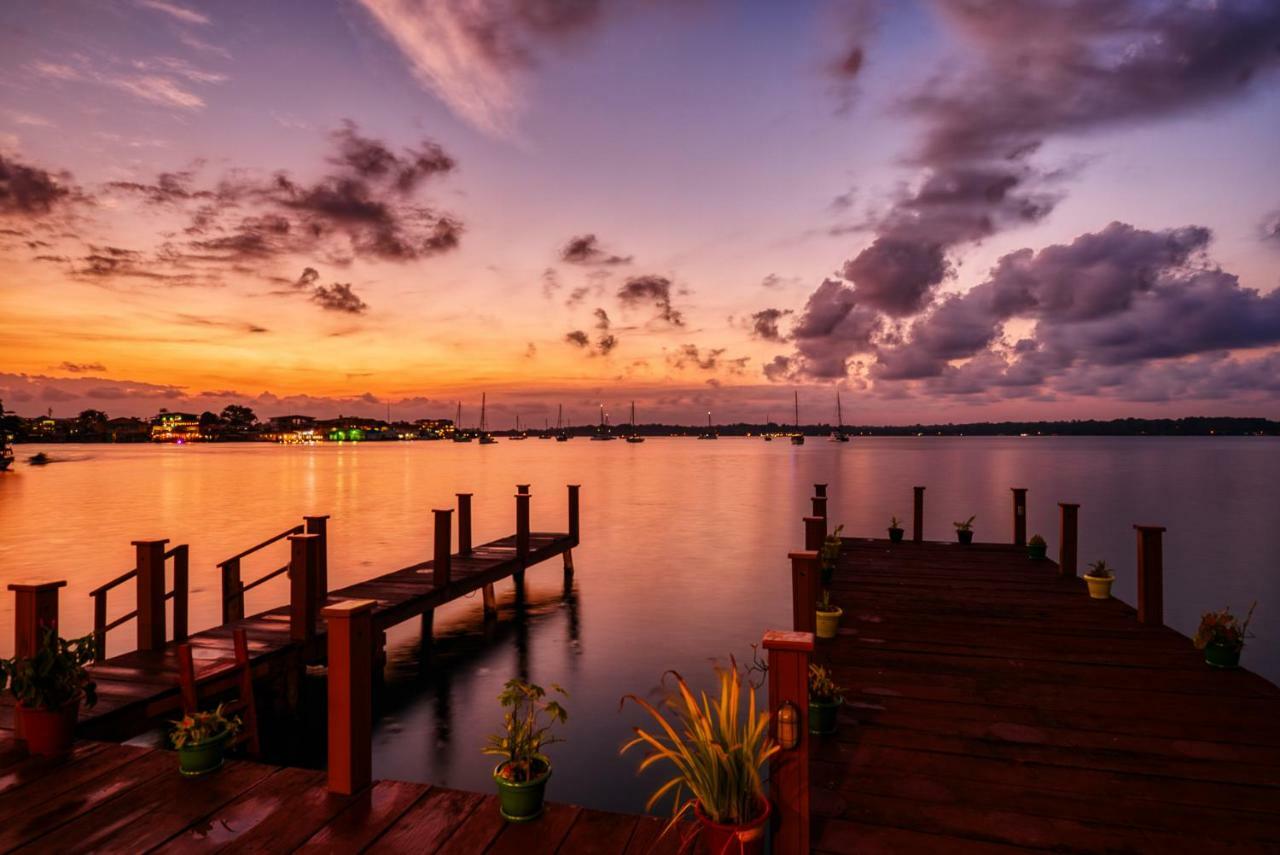 Los Balcones Over The Sea Hotel Bocas del Toro Exterior photo