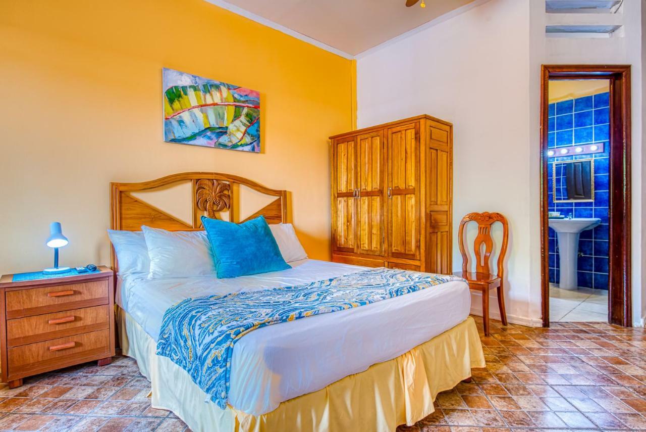 Los Balcones Over The Sea Hotel Bocas del Toro Exterior photo
