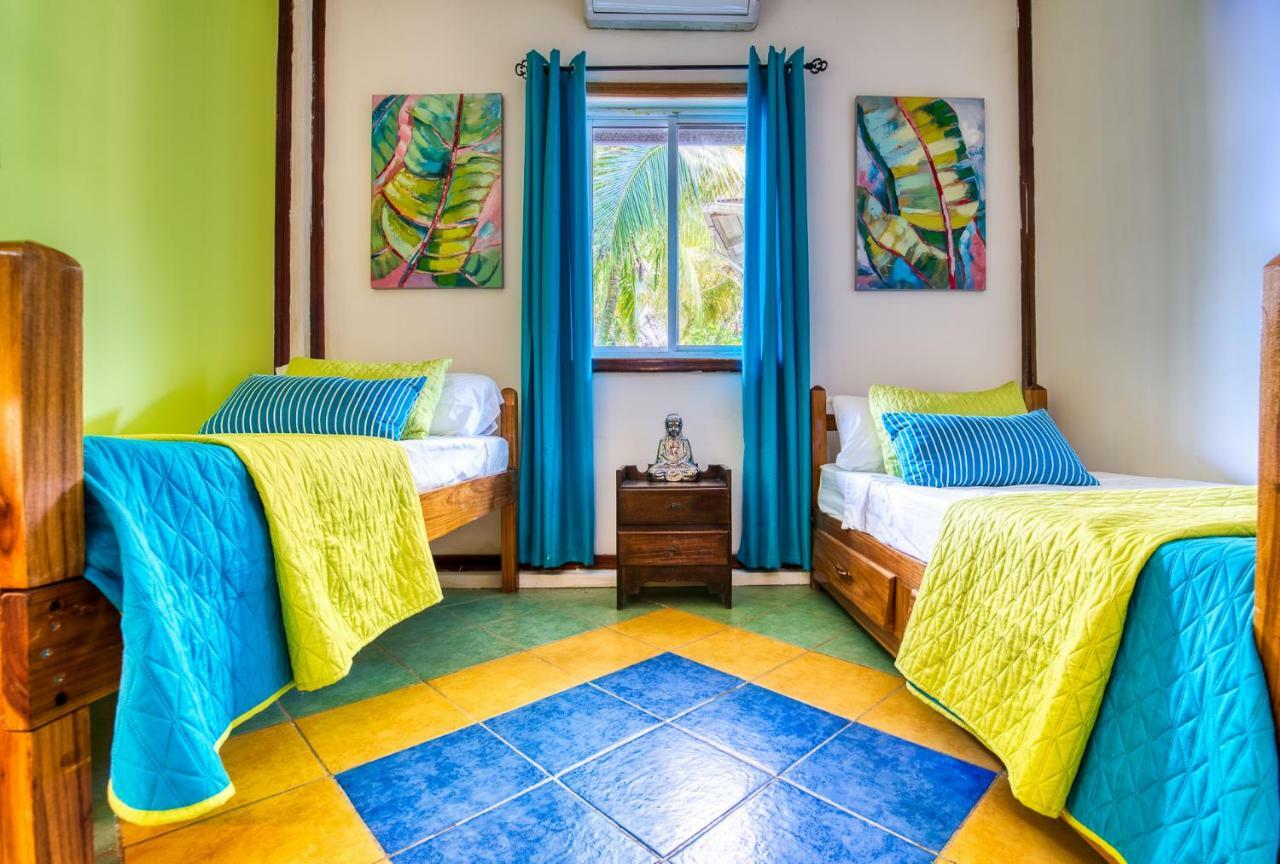 Los Balcones Over The Sea Hotel Bocas del Toro Exterior photo